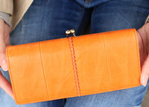 長財布と二つ折りはどっちが女性らしい？コスパ良いおすすめも紹介！